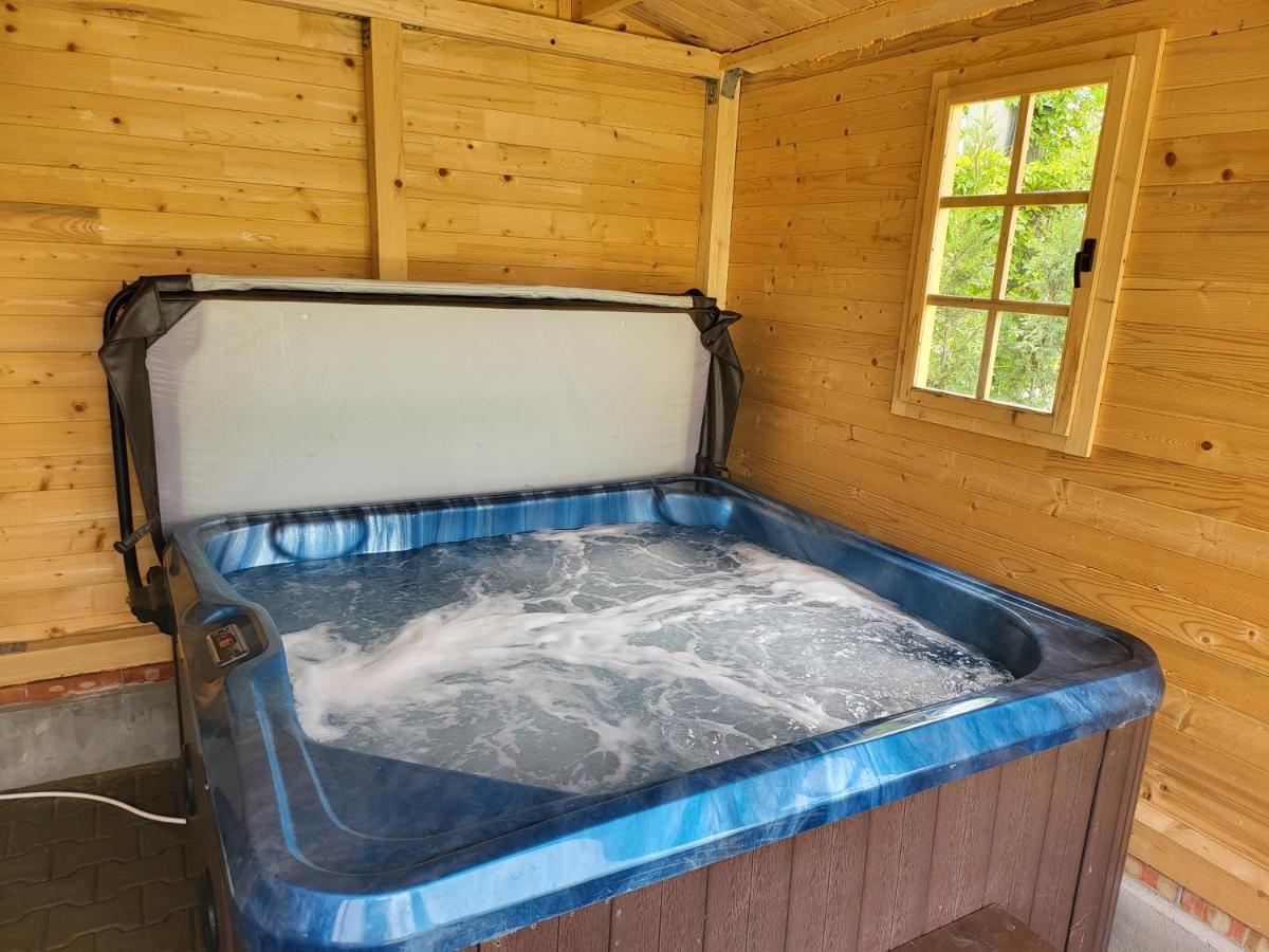 Casa Elis Piscina, Jacuzzy , Sauna, Ciubar Merei Экстерьер фото